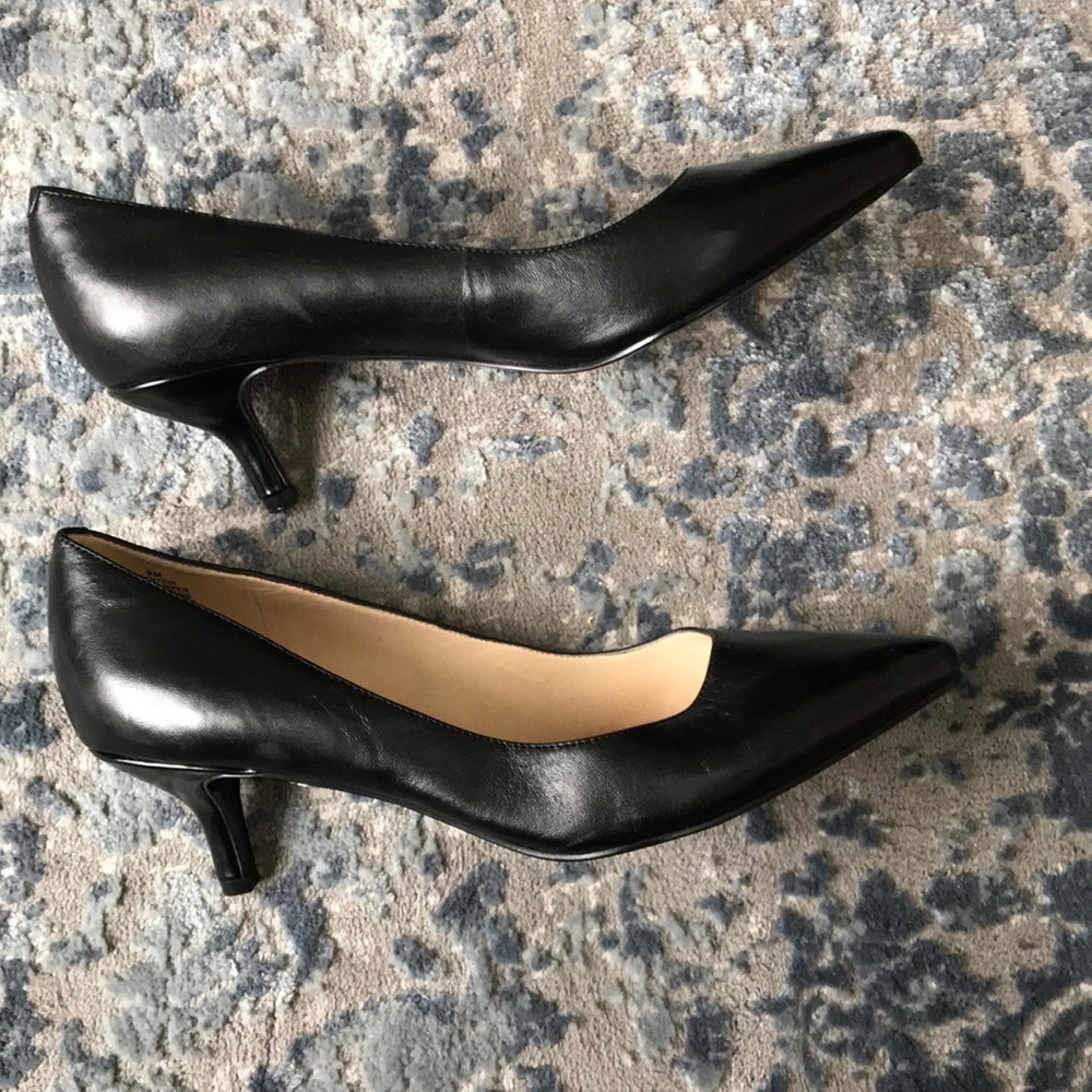 Like new!Pointy-toe kitten heel black leather pump